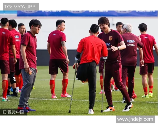 腿细却实力不凡的足球明星们展现独特魅力与风采